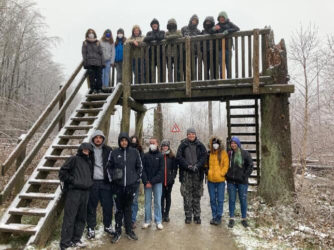 Bei winterlichen Bedingungen ist unsere Exkursionsgruppe - am Wilden Weg auf dem Kermeter-  im Nationalpark Eifel zu sehen.